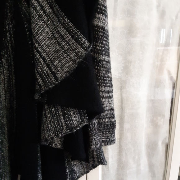 Circle sweater drapey, soft grey and black - Picture 7 of 8